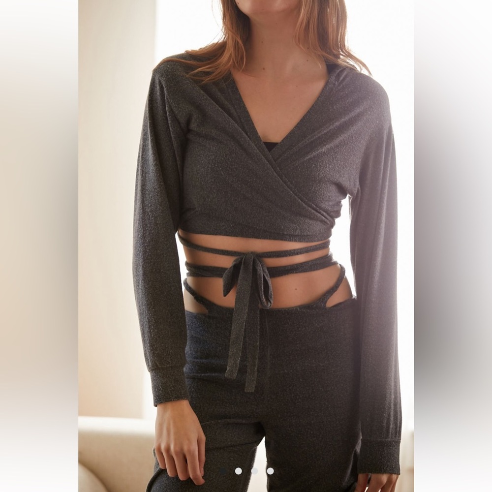 NWT UO Lightweight Wrap Top - Picture 1 of 4